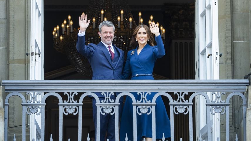 König Frederik und Königin Mary von Dänemark winken dem Volk, 2025