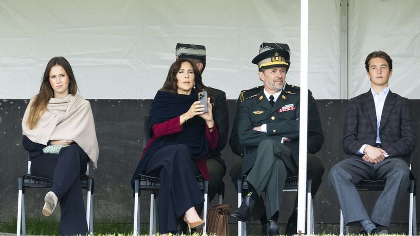 König Frederik X, Königin Mary, Prinzessin Josephine und Prinz Vincent bei der Ernennung des Kronprinzen zum Leutnant in Slagelse