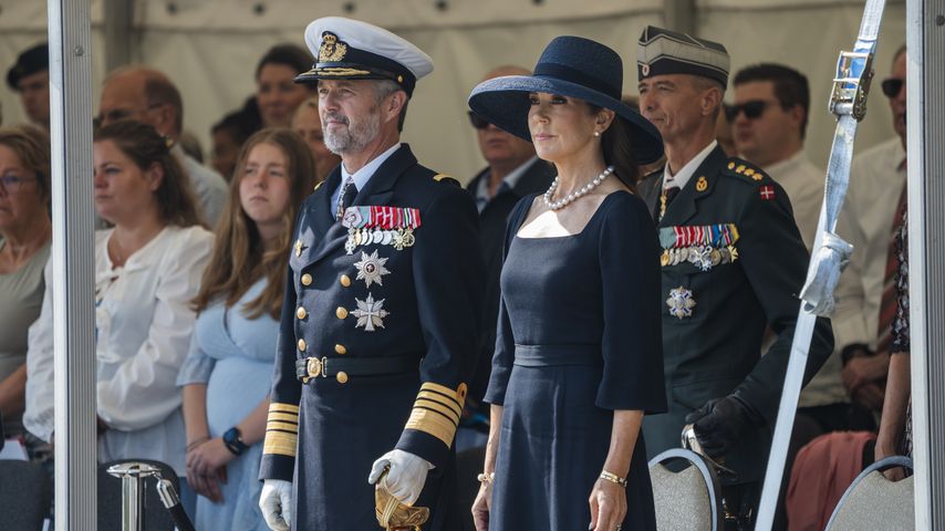 König Frederik und Königin Mary strahlen während Gedenkfeier