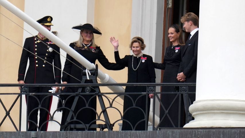 König Haakon, Kronprinzessin Mette-Marit, Königin Sonja, Prinzessin Ingrid Alexandra und Prinz Sverre Magnus grüßen in Oslo