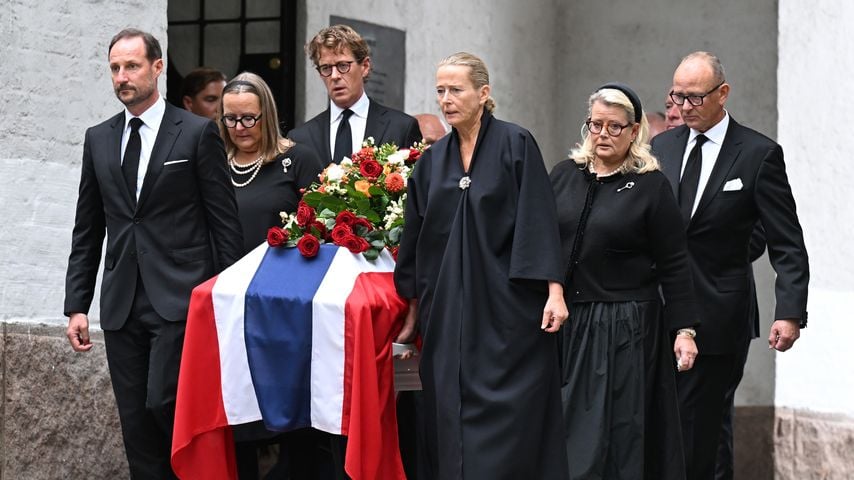 König Haakon und die Kinder von Prinzessin Astrid tragen den von der norwegischen Flagge bedeckten Sarg bei der Trauerfeier in Oslo