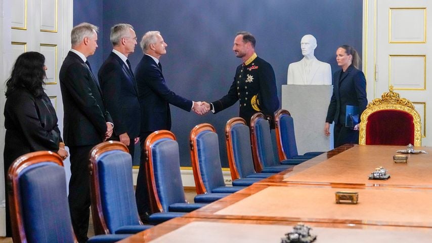 König Haakon und Kronprinzessin Ingrid Alexandra außerordentliche Kabinettssitzung im Königspalast in Oslo nach dem Tod von König Harald V.