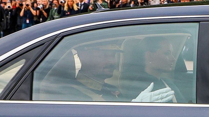 Erster Auftritt als König: Haakon erreicht den Palast
