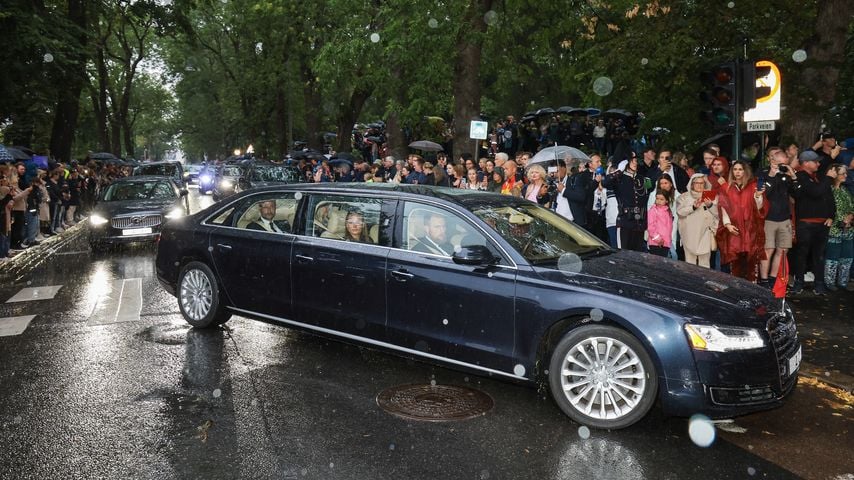 König Haakon VIII., Königin Mette-Marit und Kronprinzessin Ingrid Alexandra im Wagenzug nach dem Tod von König Harald V. in Oslo