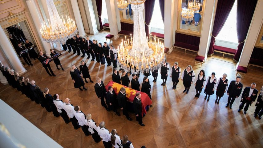 Sarg von König Harald V wird von König Haakon VIII, Prinzessin Märtha Louise, Ingrid Alexandra und Familie zur Schlosskapelle getragen