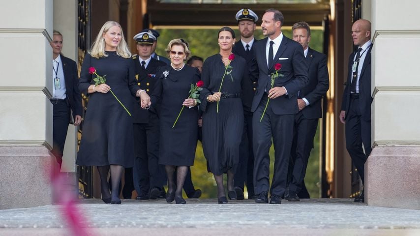König Haakon VIII., Prinzessin Märtha Louise, Königin Sonja und Königin Mette-Marit gedenken König Harald V. am Schlossplatz in Oslo
