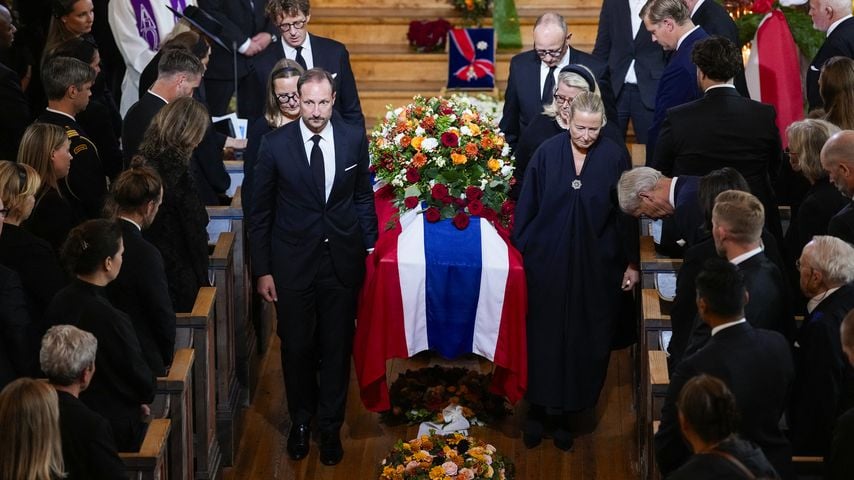 Haakon trug Astrids Sarg mit ihren Kindern aus der Kirche
