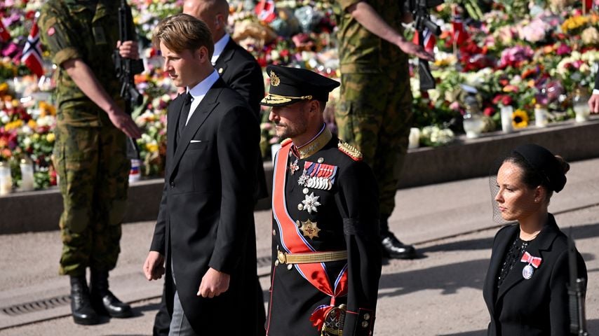König Haakon VIII., Kronprinzessin Ingrid Alexandra und Prinz Sverre Magnus begleiten den Trauerzug für König Harald V. in Oslo