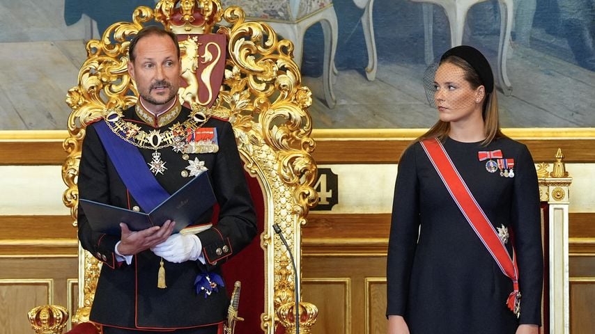 König Haakon VIII. legt im Beisein von Kronprinzessin Ingrid Alexandra im Storting den Eid ab