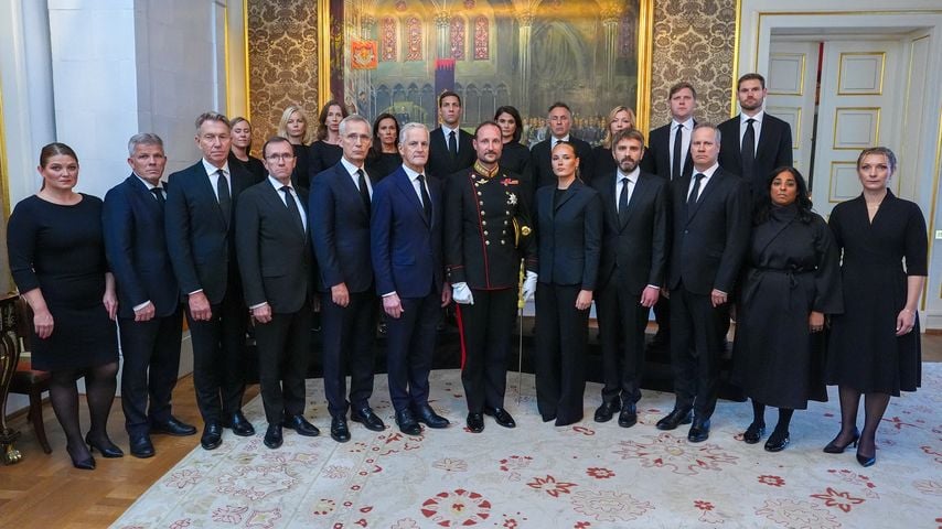 König Haakon von Norwegen und Prinzessin Ingrid Alexandra mit Premierminister Jonas Gahr Støre und Regierungsmitgliedern im Schloss Oslo