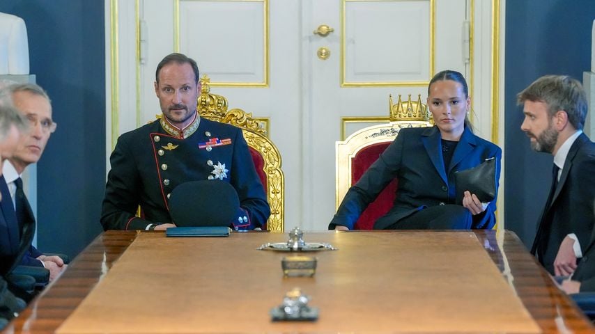 König Haakon und Prinzessin Ingrid Alexandra leiten eine außerordentliche Kabinettssitzung im Königspalast in Oslo nach dem Tod von König Harald V