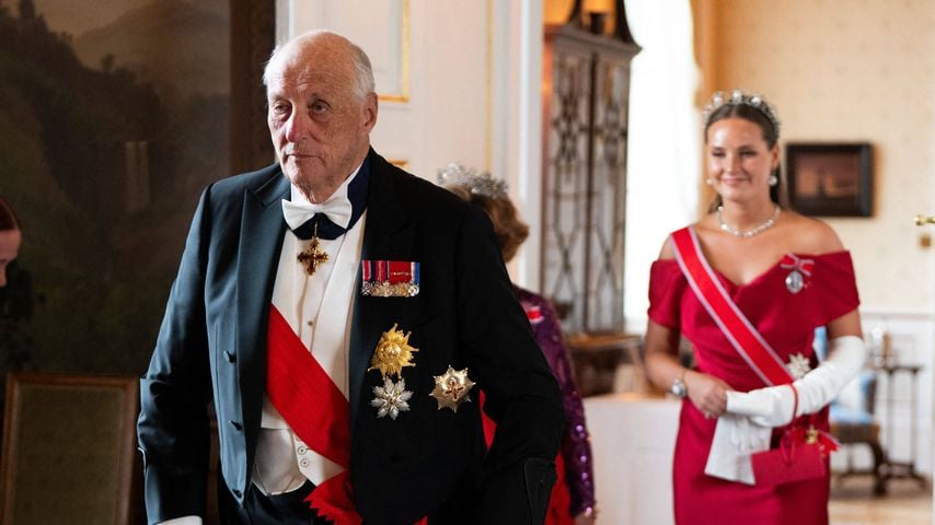 König Harald beim Empfang am Königspalast in Oslo während des Staatsbesuchs Frankreichs