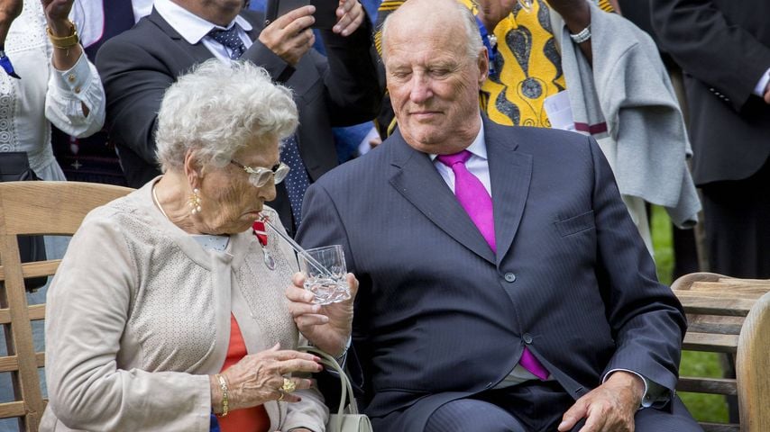 König Harald und Königin Sonja bei der Garden Party zum 25-jährigen Thronjubiläum in Oslo