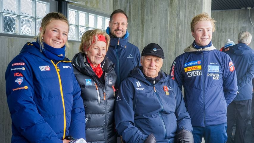 König Harald V, Kronprinz Haakon und Königin Sonja mit Frida Karlsson und Einar Hedegart beim Weltcup in Holmenkollen, Oslo, 14. März 2026