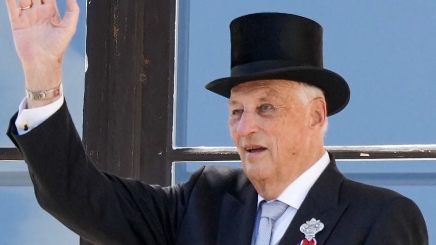 König Harald V winkt am norwegischen Nationalfeiertag vom Balkon des Königspalasts in Oslo
