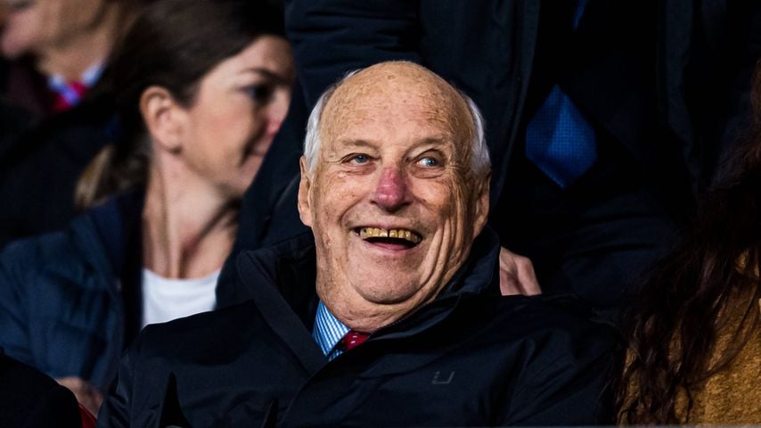 König Harald verfolgt Norwegen gegen Estland in der WM-Qualifikation in Oslo, November 2025