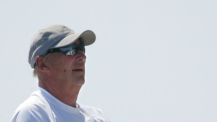 König Harald von Norwegen steuert die "Fram Xvi" bei der Breitling-Regatta vor Palma de Mallorca, 2006