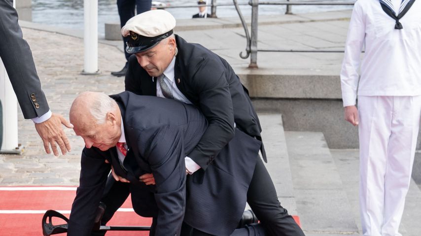 Ups! König Harald von Norwegen stolpert während Auftritt