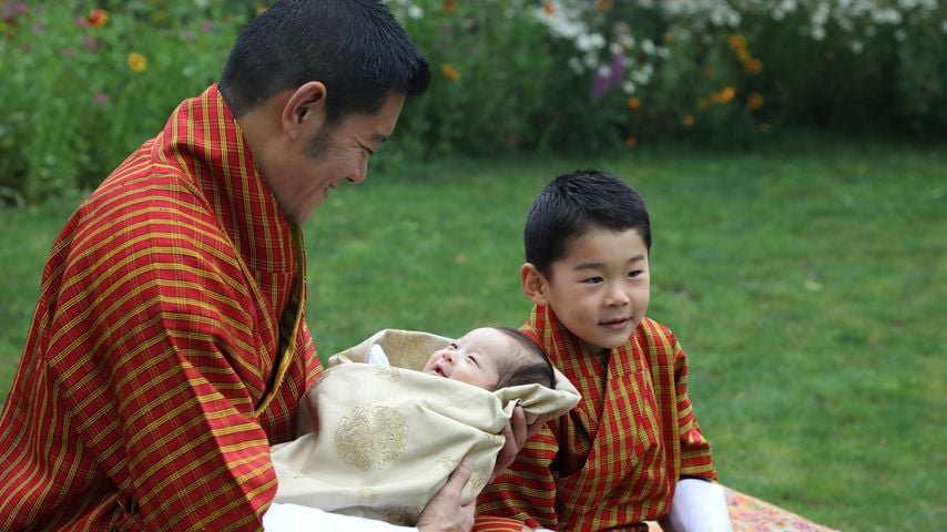 König Jigme Khesar Namgyel Wangchuck und seine beiden Söhne in Thimphu im Mai 2020