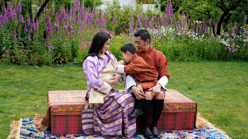 König Jigme Khesar Namgyel Wangchuck, Königin Jetsun Pema und ihre Söhne in Thimphu im Mai 2020