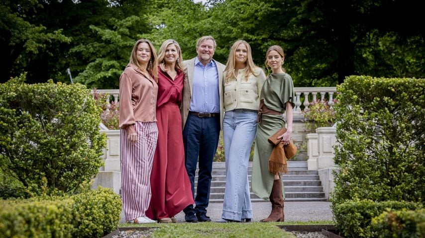 König Willem-Alexander, Königin Máxima, Prinzessin Amalia, Prinzessin Alexia und Prinzessin Ariane bei der Sommerfotosession in Den Haag