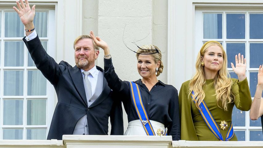 König Willem-Alexander, Königin Máxima und Prinzessin Amalia grüßen zum Prinsjesdag 2026 in Den Haag vom Balkon des Paleis Noordeinde