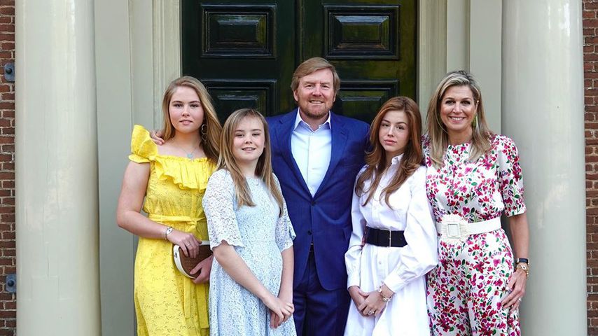 König Willem-Alexander mit seinen Töchtern Amalia, Ariane, Alexia und seiner Frau Königin Máxima