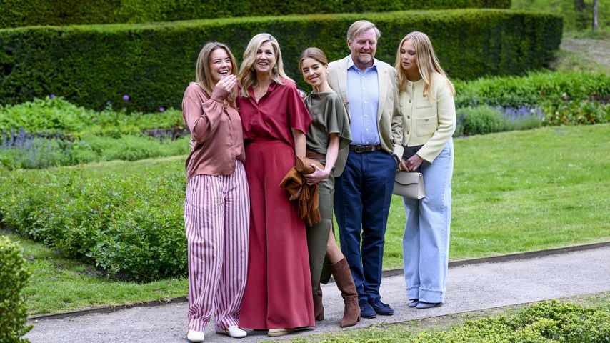 König Willem-Alexander und Königin Máxima mit Prinzessin Amalia, Prinzessin Ariane und Prinzessin Alexia bei der Frühlings-Fotosession in Clingendael