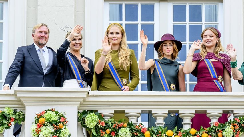 König Willem-Alexander und Königin Máxima mit Prinzessin Amalia, Prinzessin Ariane und Prinzessin Alexia am Noordeinde-Palast