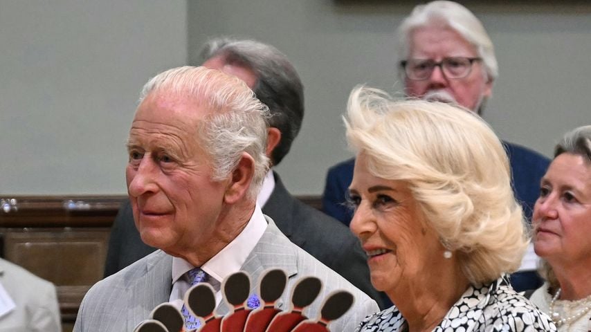 Königin Camilla fächert König Charles III. Luft bei einem Besuch der Dorset Opera in Blandford Forum