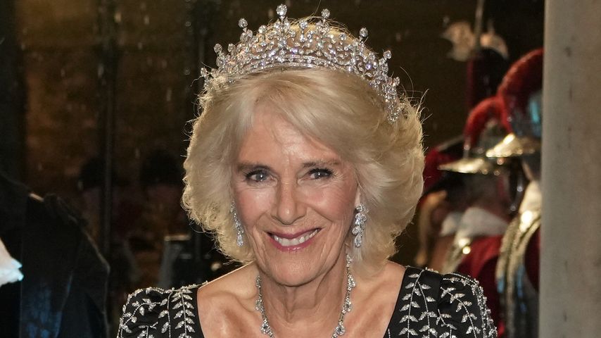 In recyceltem Kleid: Königin Camilla ehrt verstorbene Queen