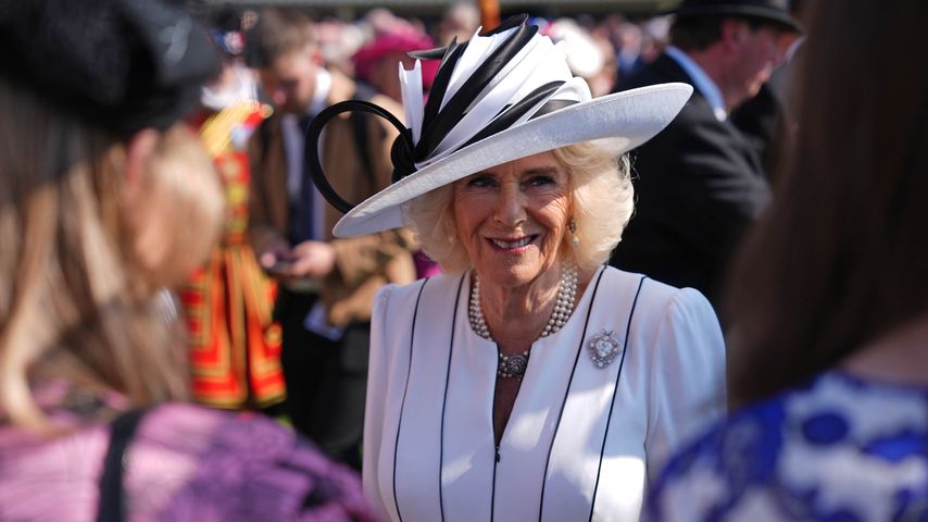 Königin Camilla ehrt Queen Elizabeth mit besonderer Brosche