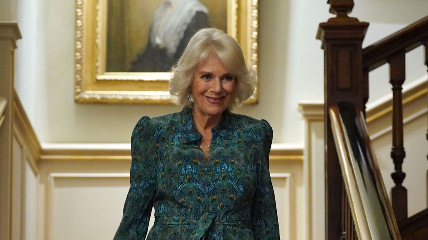 Königin Camilla strahlt in Kleid mit wildem Pfauenmuster!