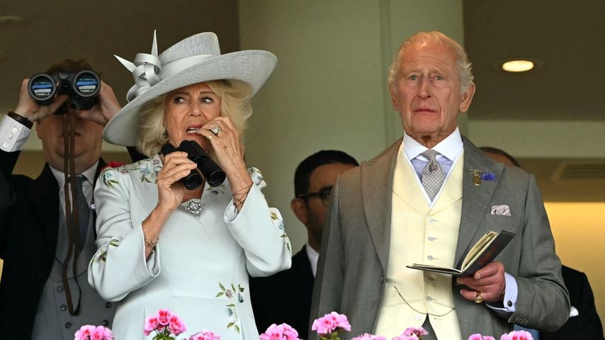 Königin Camilla und König Charles III. verfolgen das Ascot Stakes-Rennen am ersten Tag von Royal Ascot 2026