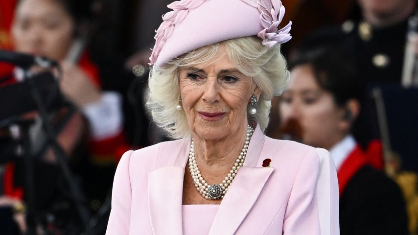 Unüblich: Darum erschien Königin Camilla beim D-Day in Rosa