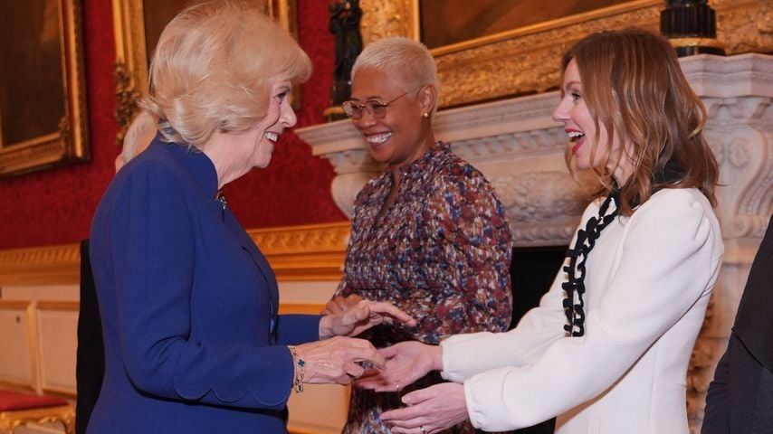 Königin Camilla begrüßt Geri Halliwell-Horner bei einem Empfang im St James’s Palace in London