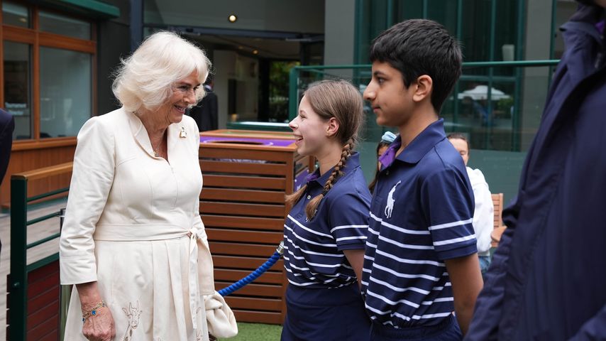 Königin Camilla mit den Ballkindern von Wimbledon