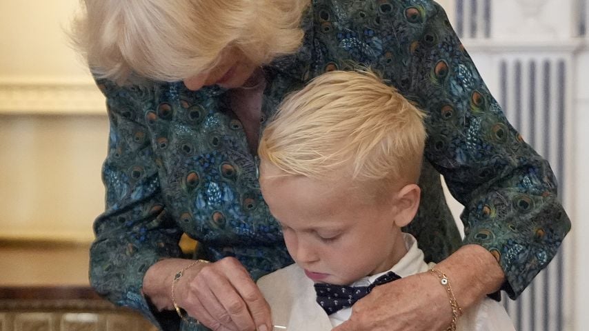 Bei einer Wohltätigkeitstee-Party in Clarence House ehrt Königin Camilla den siebenjährigen Rupert Williams