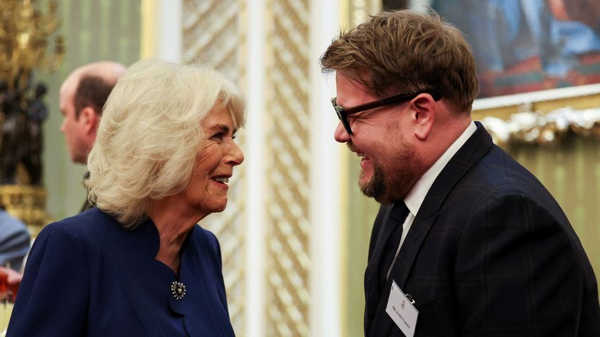 Königin Camilla und James Corden im Februar 2025 im Buckingham Palace