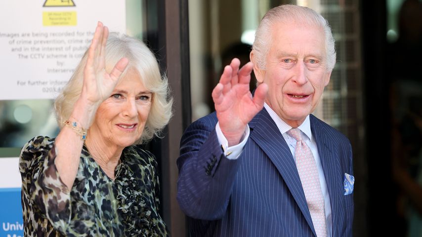 Königin Camilla und König Charles im Macmillan Cancer Centre, April 2024