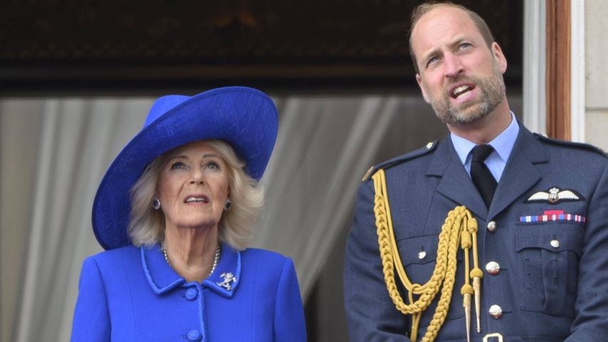 Königin Camilla und Prinz William auf dem Balkon des Buckingham Palace beim VE-Day-80-Jubiläum in London