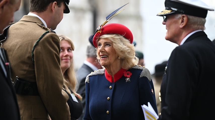 Königin Camilla mit Vertretern der Royal Lancers beim "Field of Remembrance", 2025