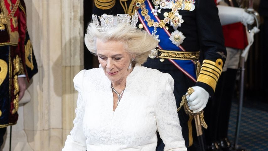 Frisur vom Winde verweht: Königin Camilla kämpft gegen Böen