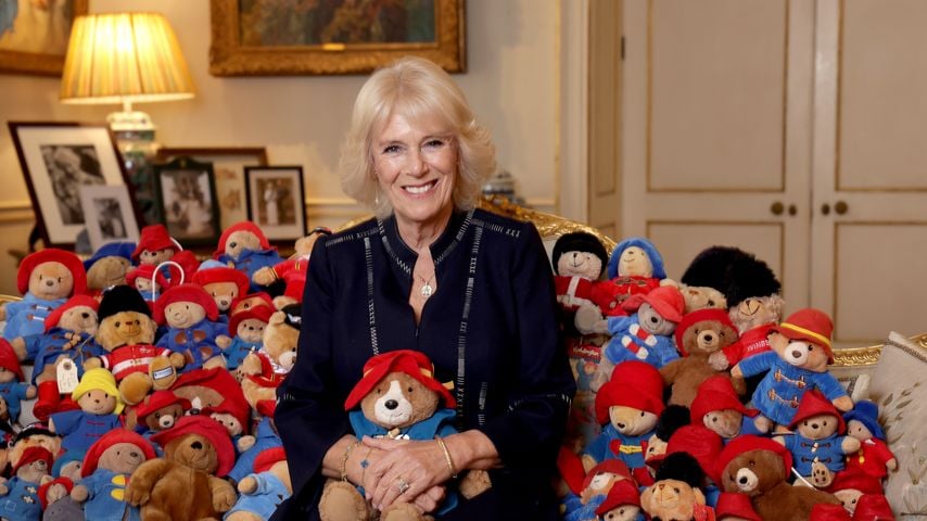 Königin Camilla zwischen Paddington Bär-Kuscheltieren, 2022