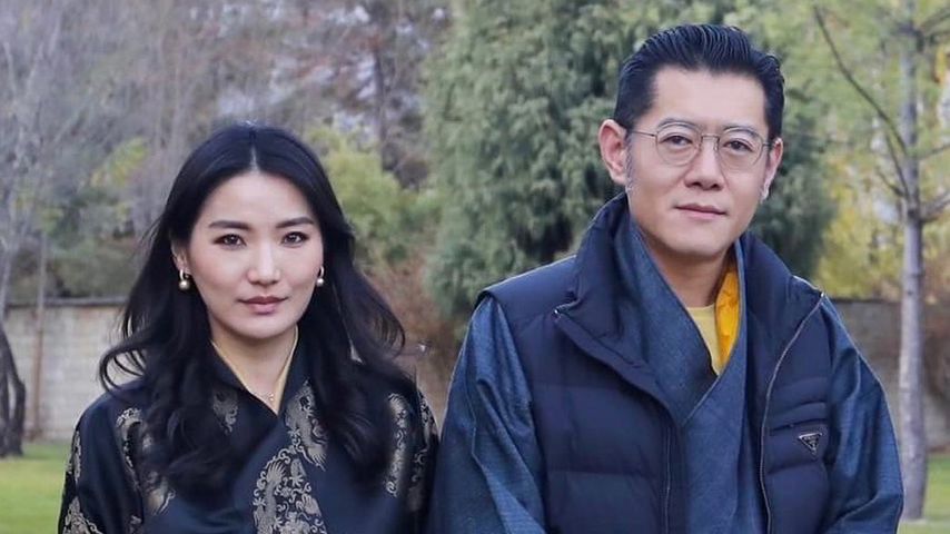 Königin Jetsun und König Jigme Khesar Namgyel Wangchuck posieren