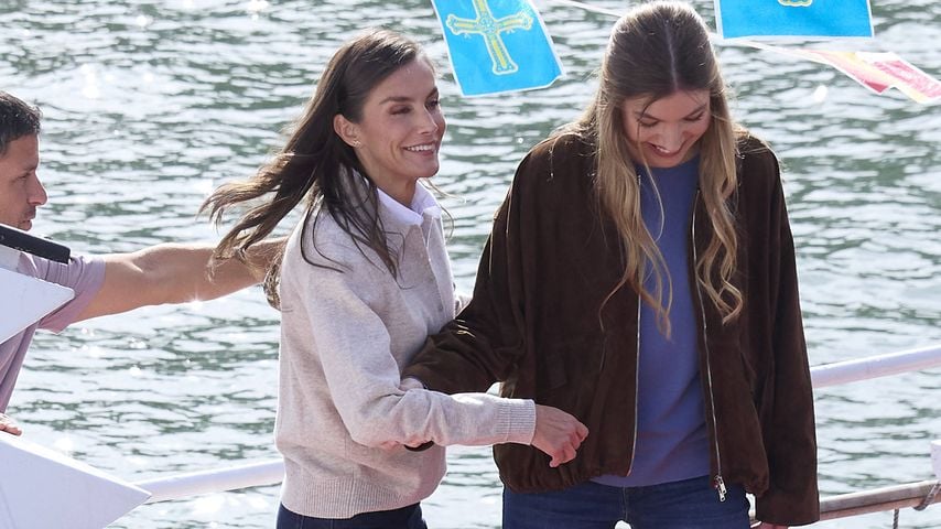 Königin Letizia und Kronprinzessin Leonor besuchen die Fischerbruderschaft Santa Ana de Llanes