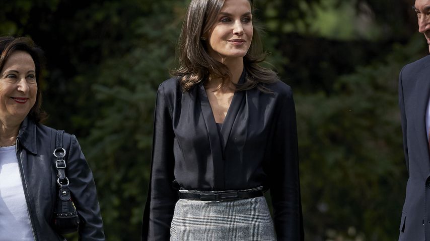 Schicker Karo-Rock: Königin Letizia strahlt im Business-Look