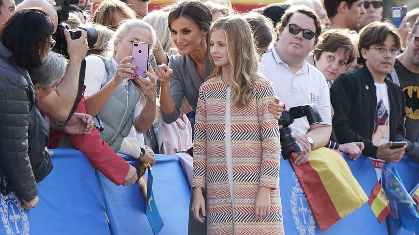 Königin Letizia und Prinzessin Leonor von Spanien machen Selfies mit ihren Fans