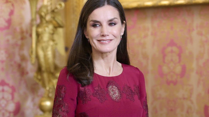 Recycelter Look: Königin Letizia strahlt in weinrotem Kleid
