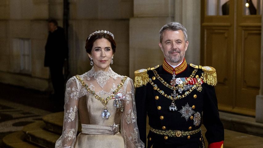 König Frederik und seine Mary strahlen bei Neujahrsempfang